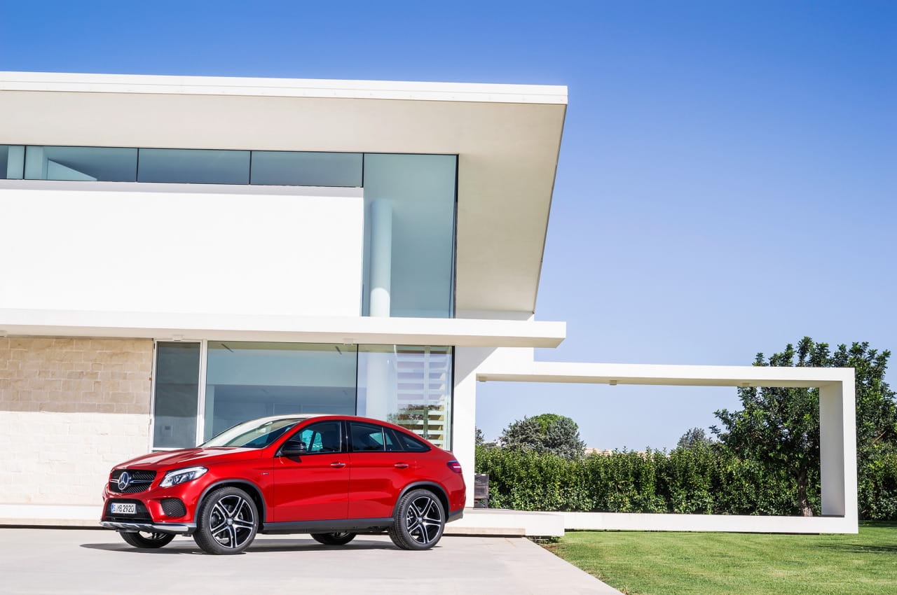 Perfil lateral del Mercedes GLE Coupé en ambiente moderno.
