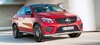 Dinámica toma del Mercedes GLE Coupé en tono rojo, destacando su diseño frontal. Dinámica toma del Mercedes GLE Coupé en tono rojo, destacando su diseño frontal.