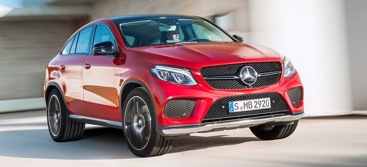Dinámica toma del Mercedes GLE Coupé en tono rojo, destacando su diseño frontal.