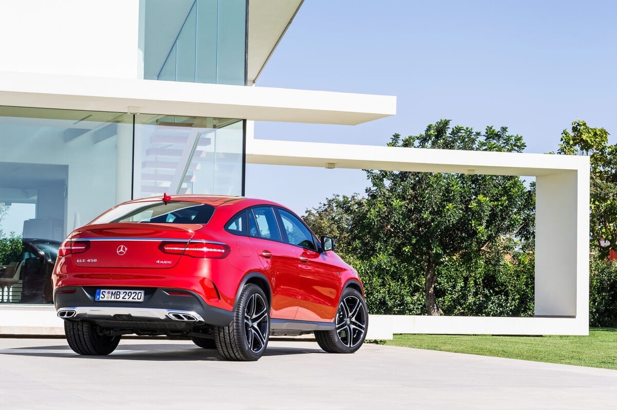 Vista trasera con diseño coupé distintivo en color rojo. Vista trasera con diseño coupé distintivo en color rojo.