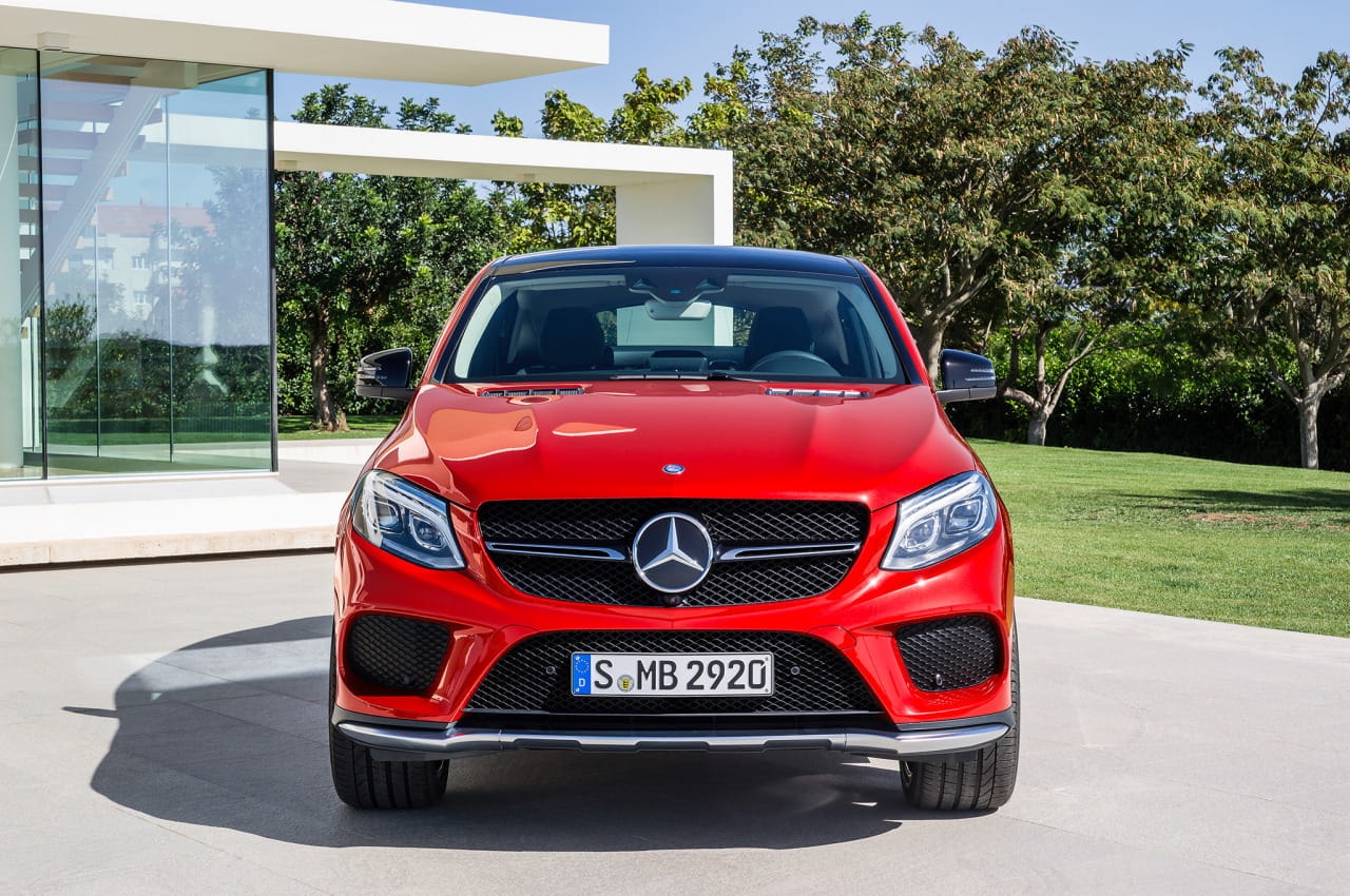 Vista frontal del Mercedes GLE Coupé, mostrando su diseño imponente y elegante.