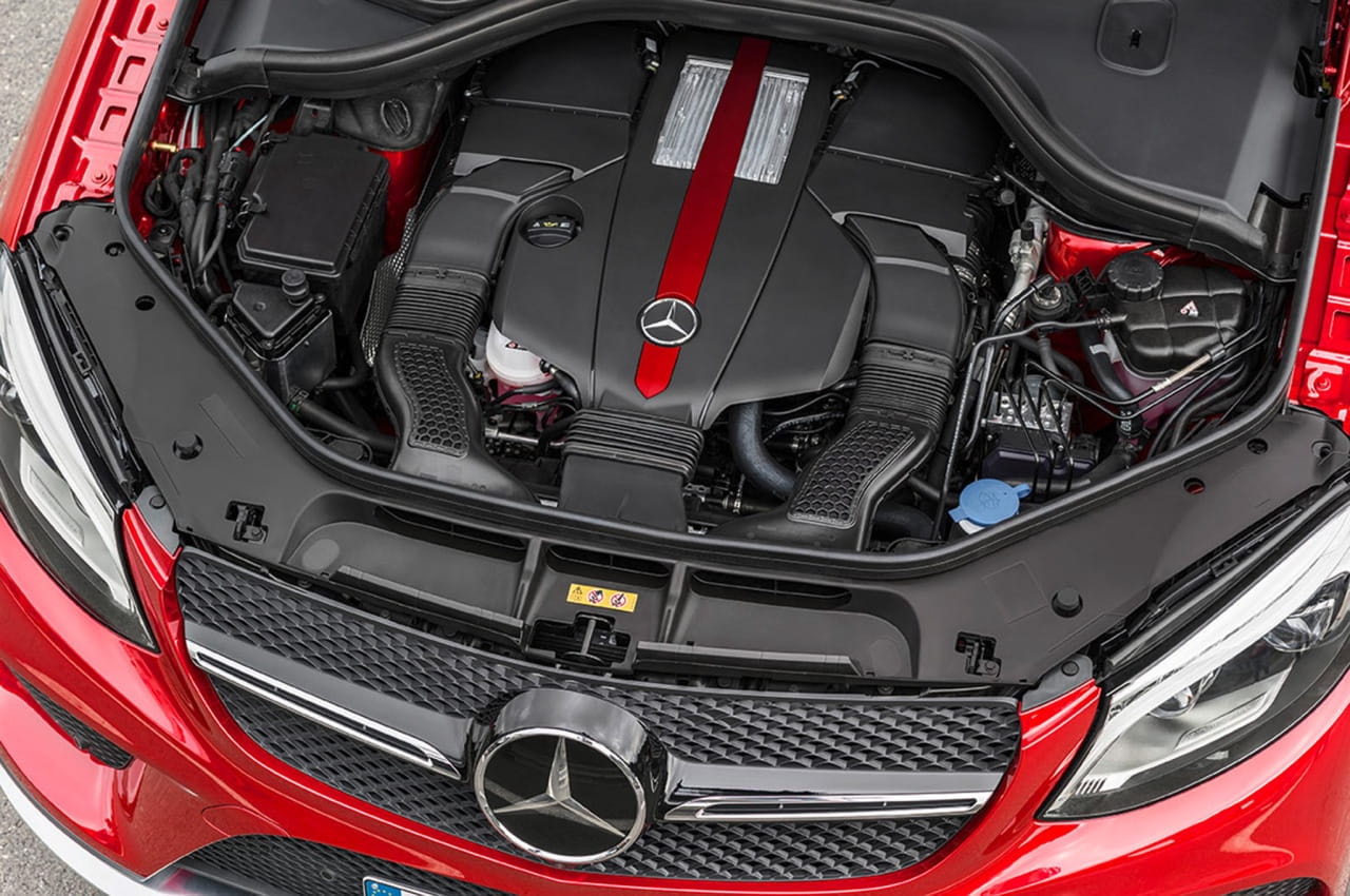 Vista del motor del Mercedes GLE Coupé, con detalles de ingeniería destacados.