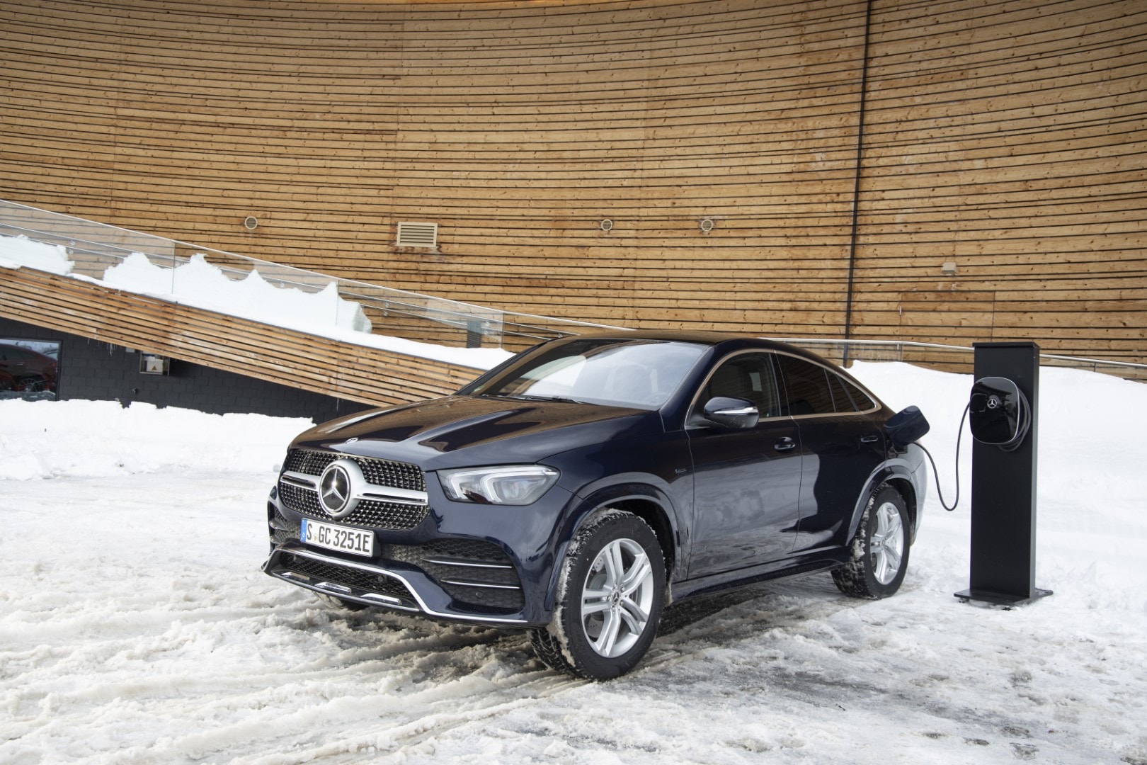 Mercedes GLE Híbrido cargando su batería, vista delantera lateral.