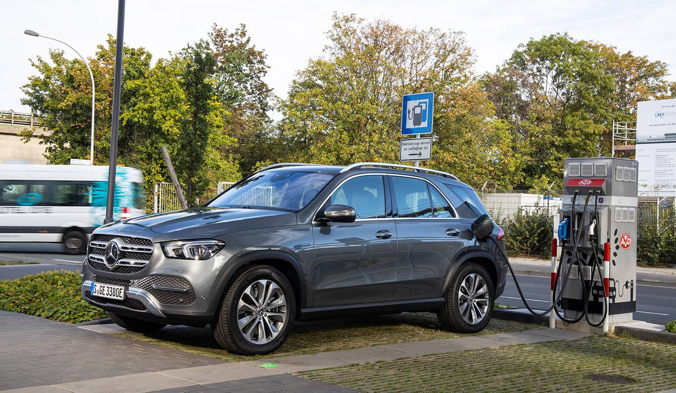 Mercedes GLE híbrido cargando en una estación de recarga.
