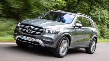 Imponente perfil lateral del Mercedes GLE híbrido en movimiento. Imponente perfil lateral del Mercedes GLE híbrido en movimiento.