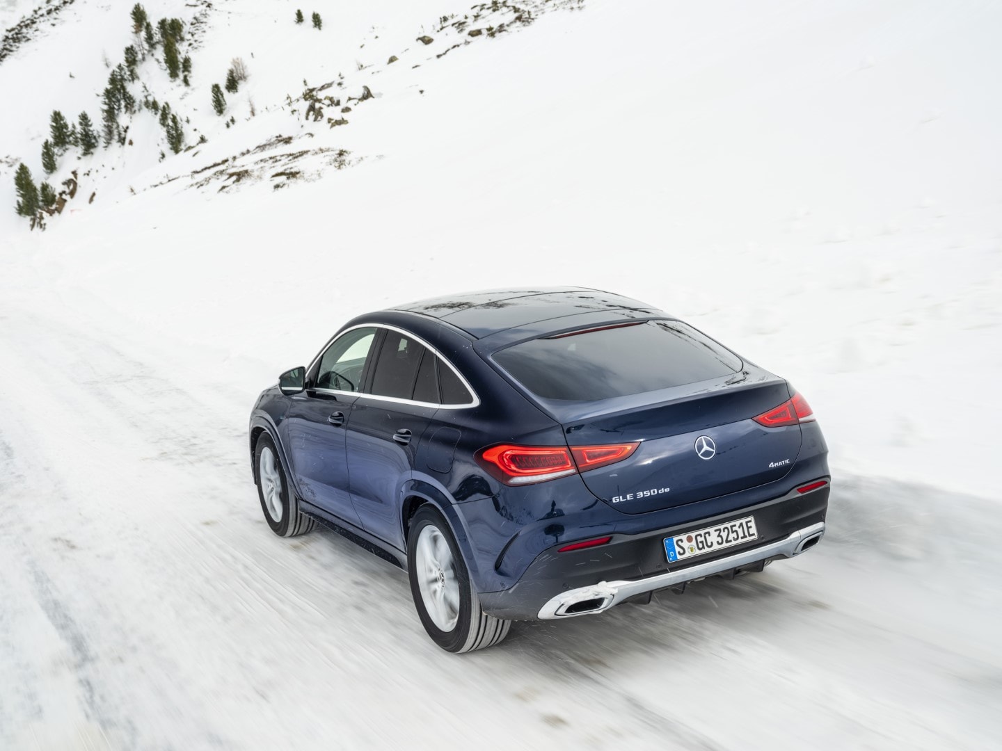 Vista trasera y lateral del Mercedes GLE Híbrido en ambiente nevado.