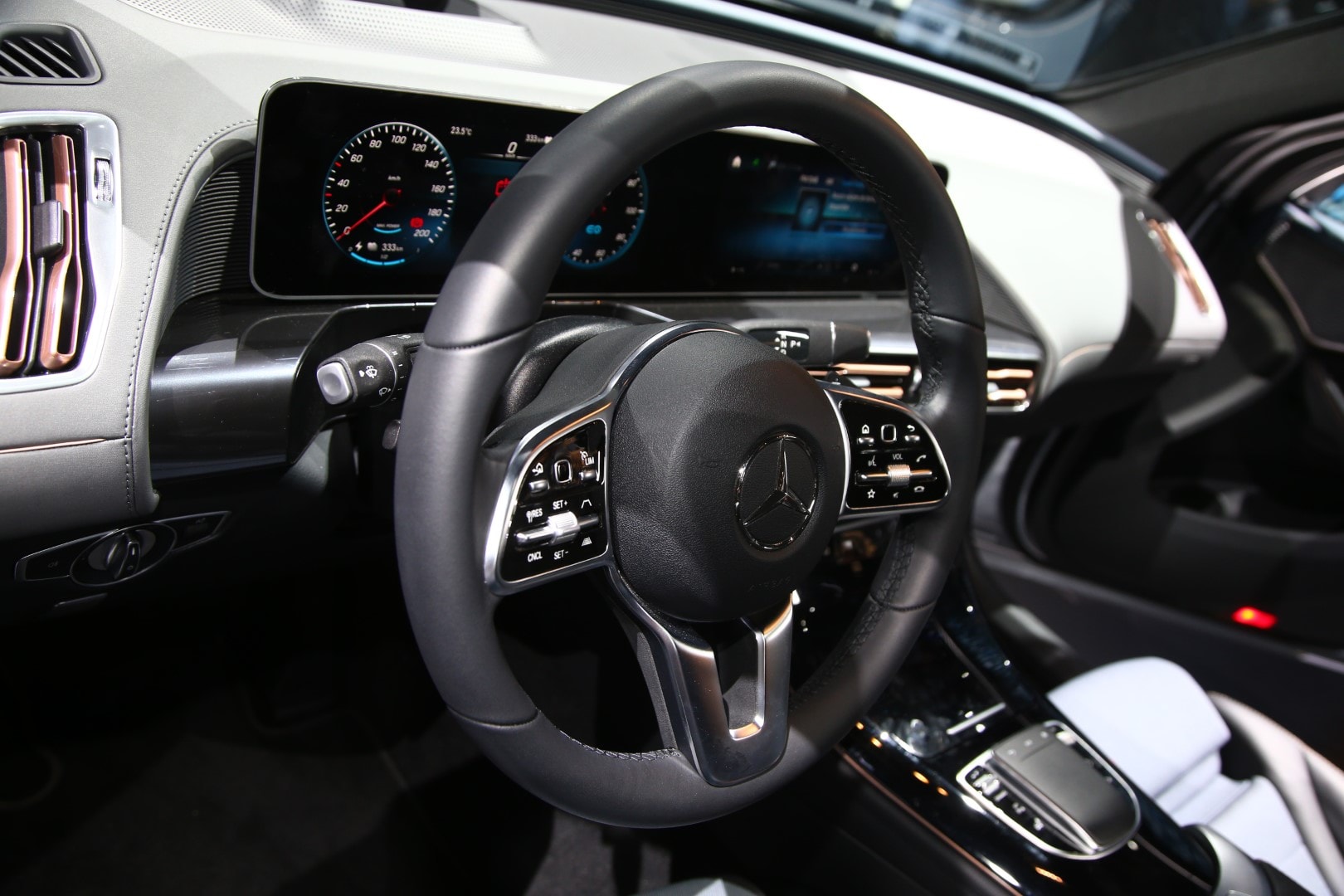 Interior del Mercedes GLE Híbrido centrado en el volante y consola.