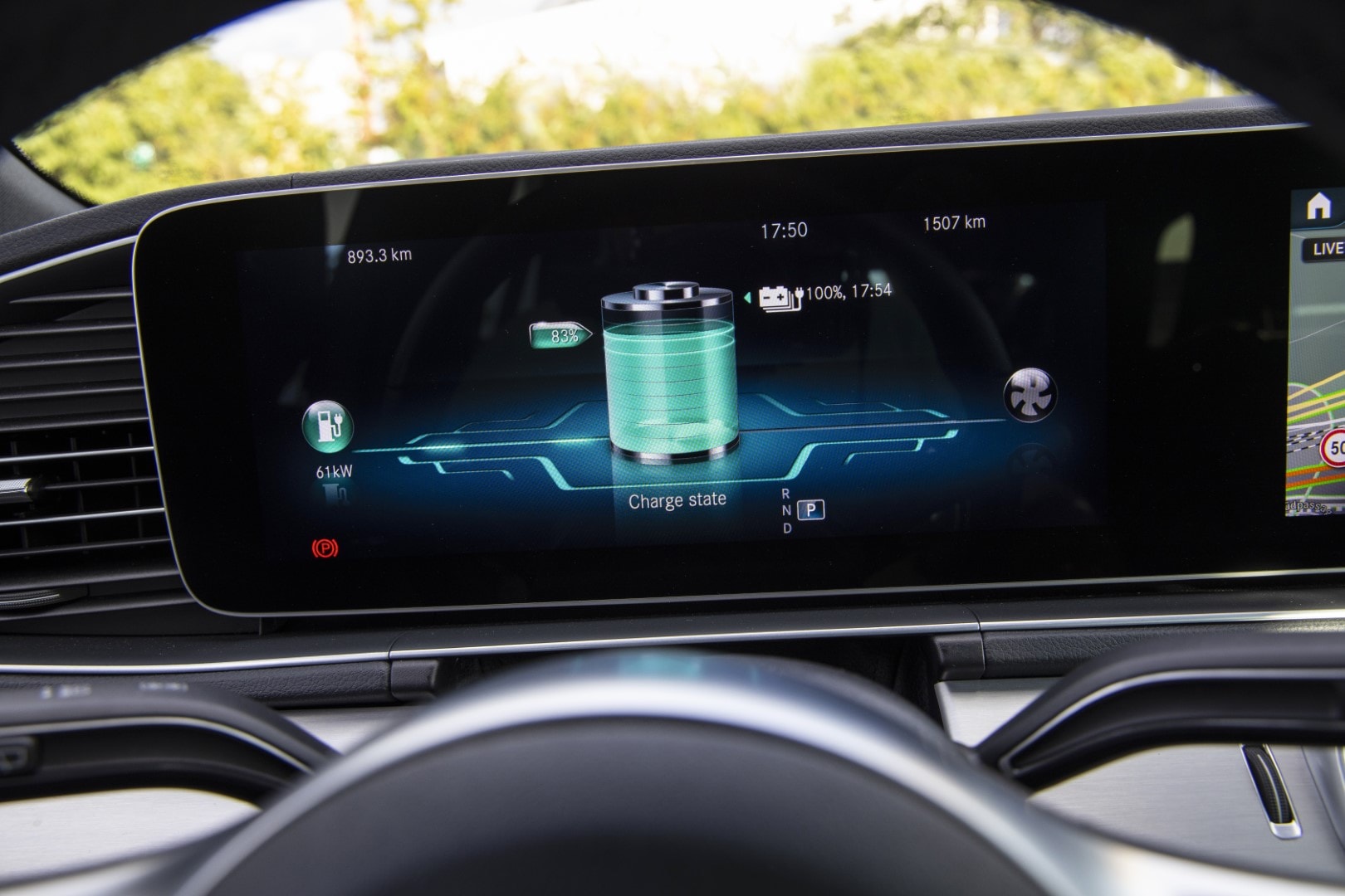 Sistema de infotainment mostrando estado de la batería en el GLE Híbrido.