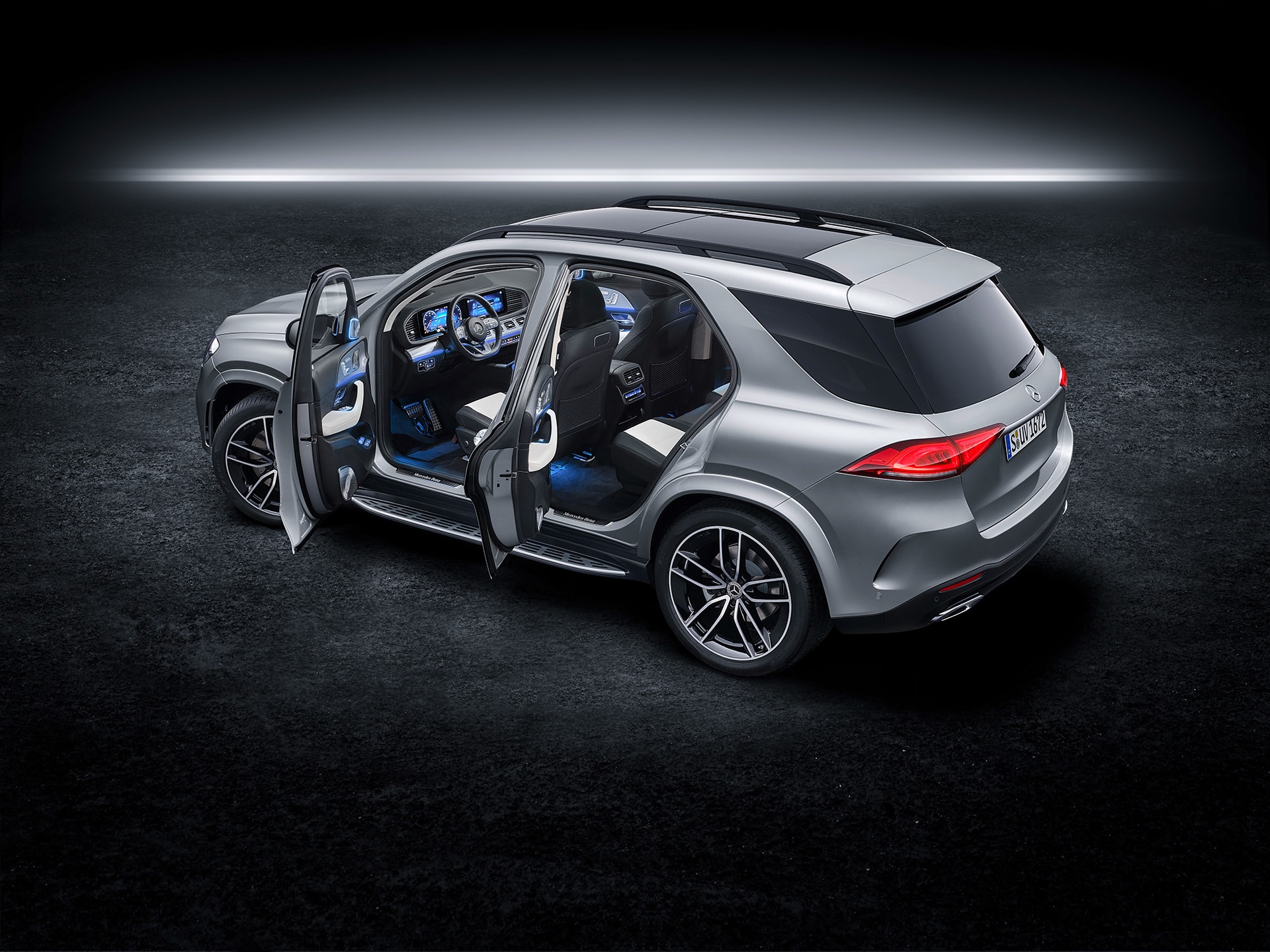 Vista desde arriba que muestra la apertura de las puertas y el techo panorámico.