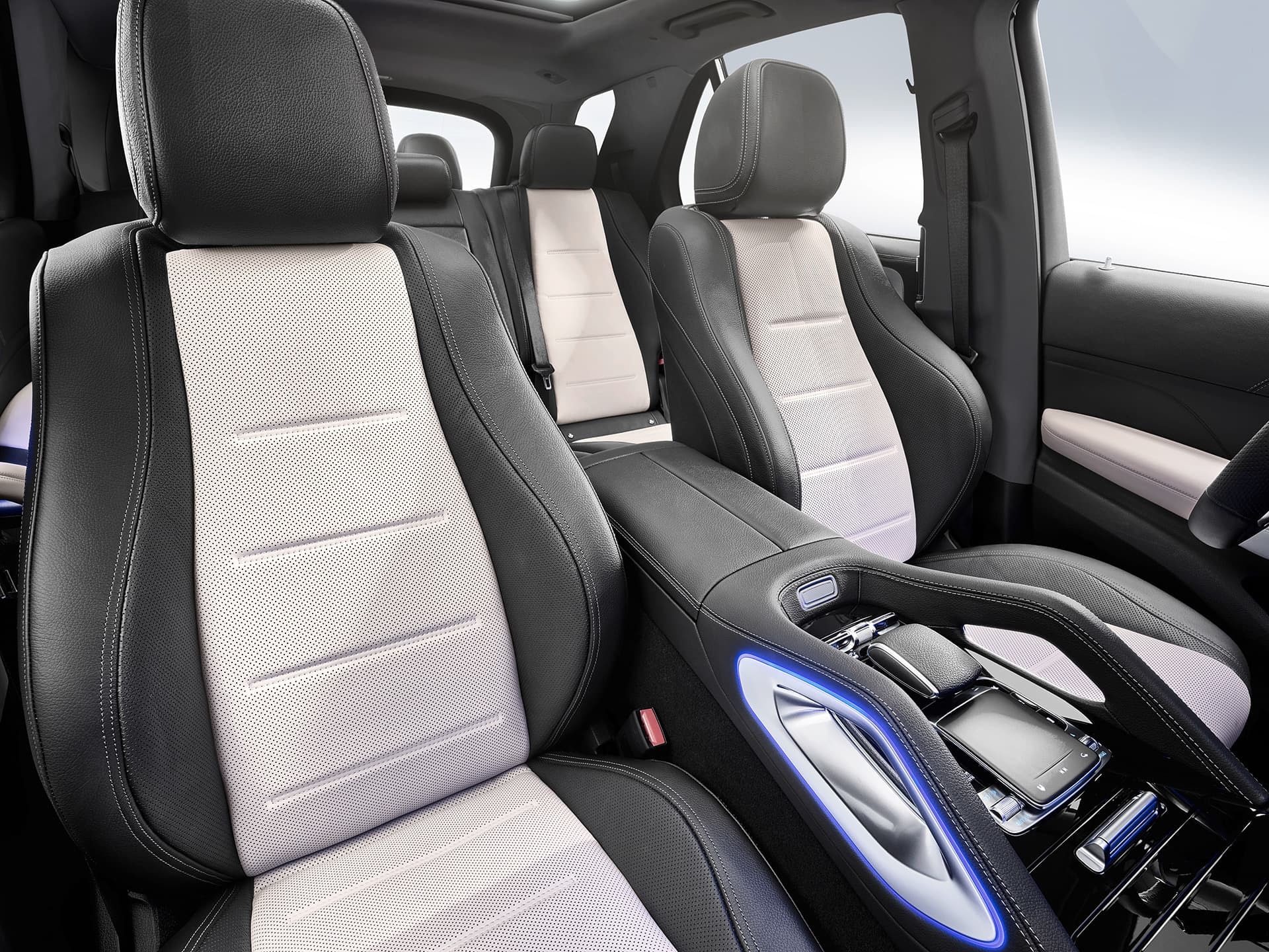 Asientos bicolor en cuero que subrayan el lujo y confort.