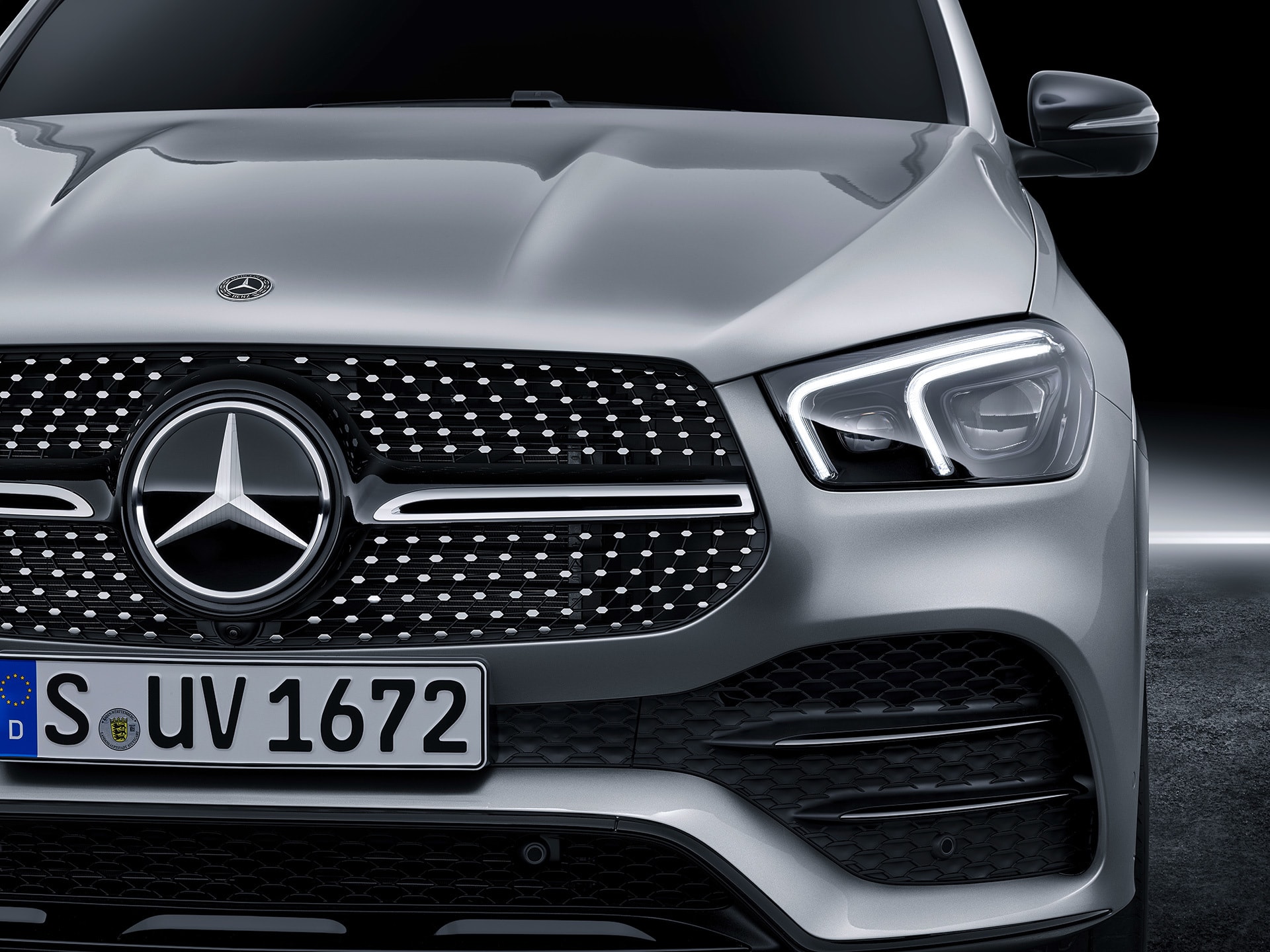Primer plano del diseño frontal del Mercedes GLE, reflejando su robustez y elegancia.