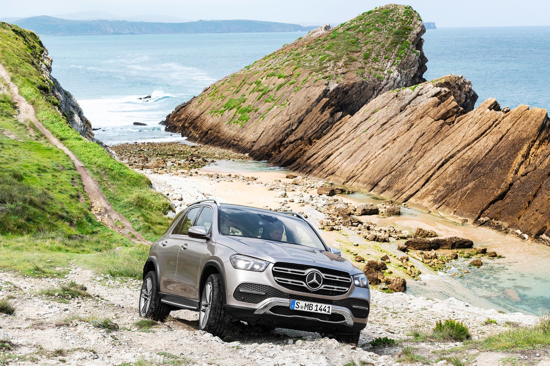 Mercedes GLE en un entorno natural, demostrando sus capacidades off-road