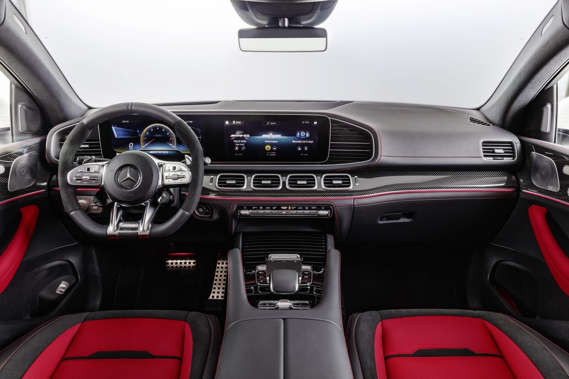 Cabina del Mercedes GLE con acabados de lujo y asientos rojos.