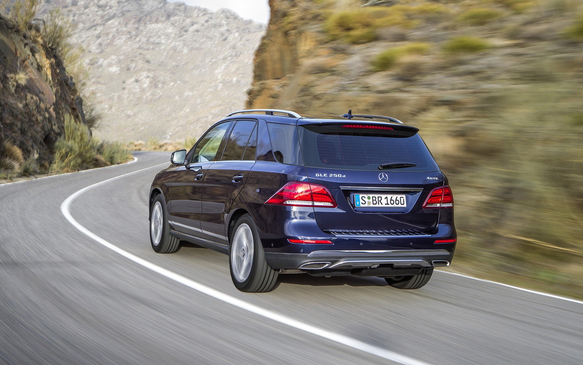 El GLE en carretera, demostrando su dinamismo y diseño trasero imponente.