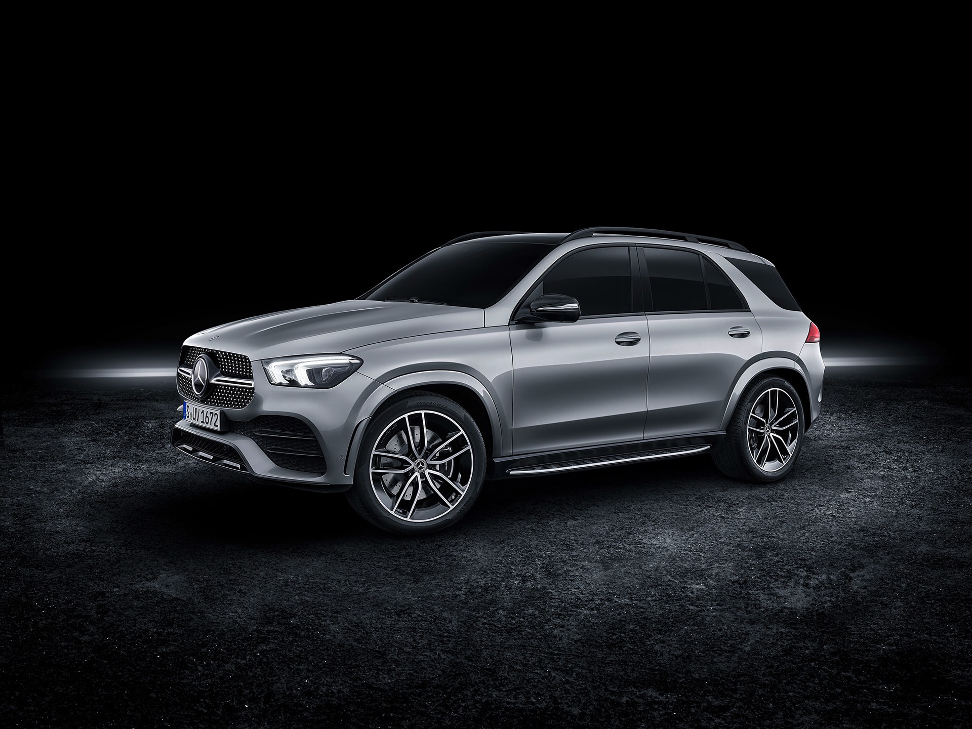 Mercedes GLE con línea lateral fluida y prominente parrilla delantera.
