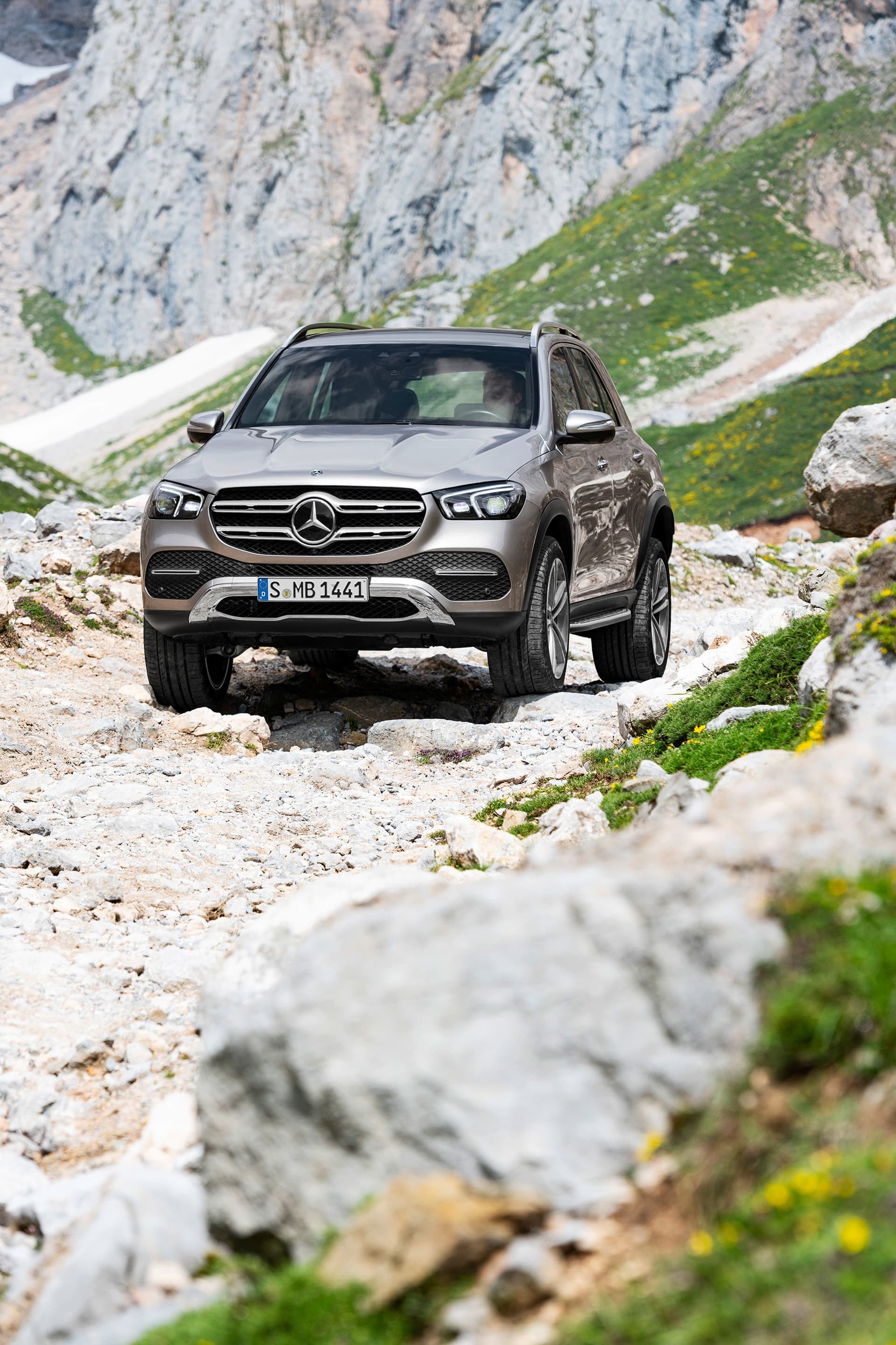 Imagen lateral del Mercedes GLE conquistando terrenos agrestes.