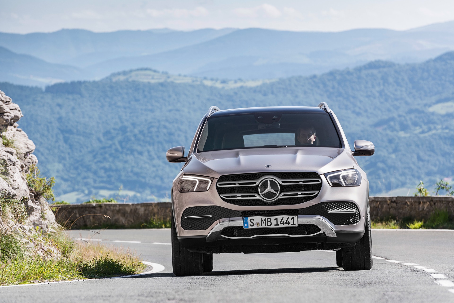 Vista frontal del Mercedes GLE, destacando su parrilla y faros