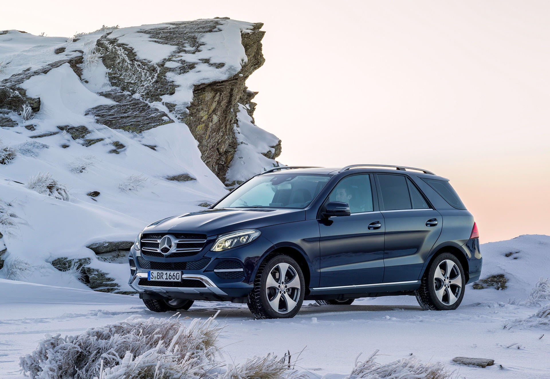 Mercedes GLE en entorno invernal demuestra su elegancia y capacidad