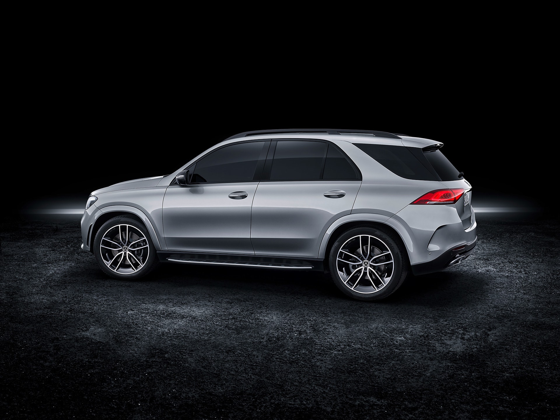 Perfil lateral del Mercedes GLE destacando su techo y llantas de aleación.