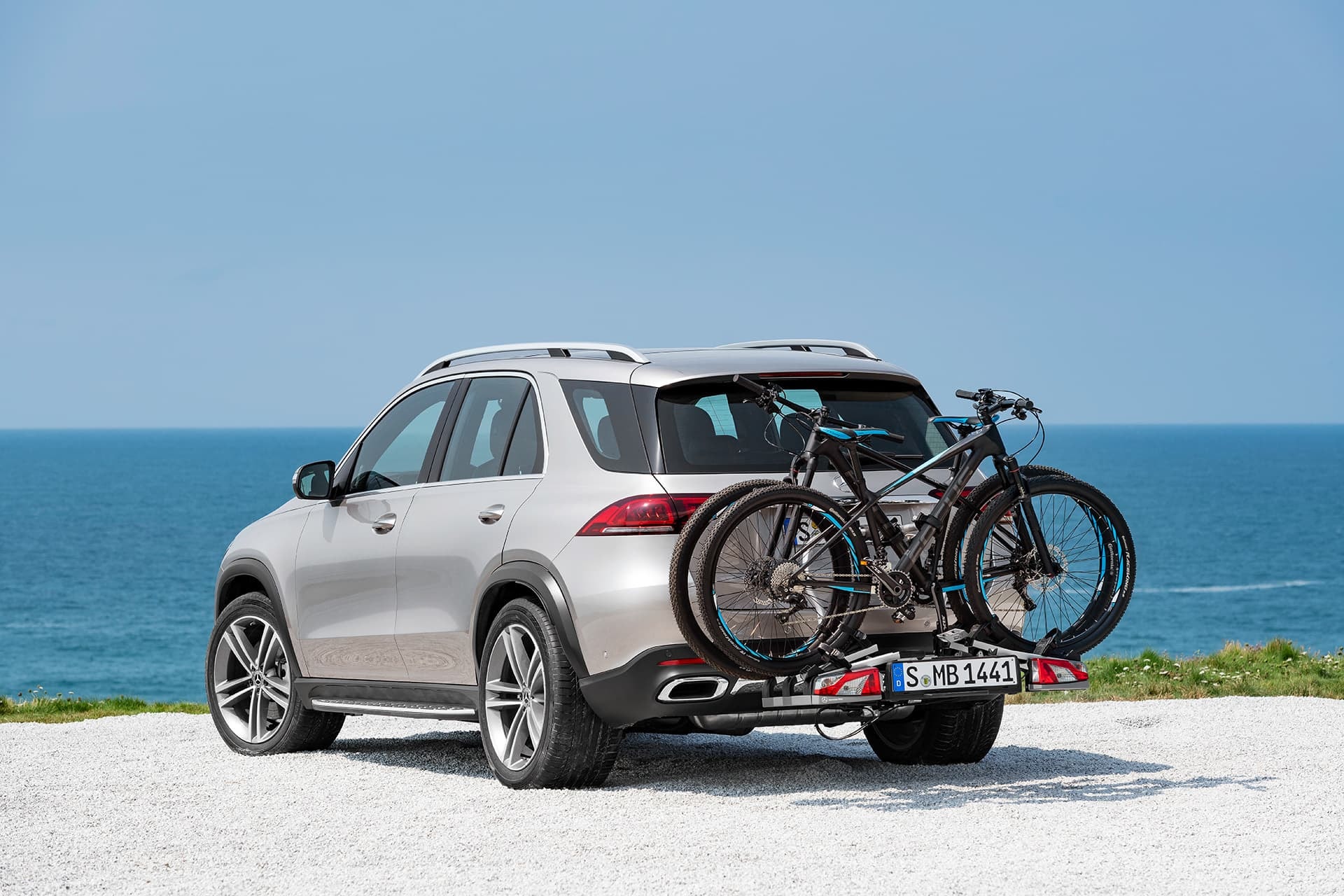 Practicidad del Mercedes GLE con un portabicicletas trasero.