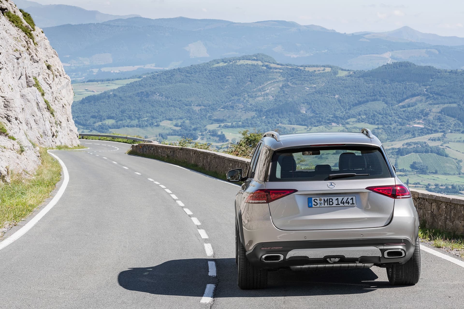 Trasera del Mercedes GLE complementándose con el paisaje montañoso.