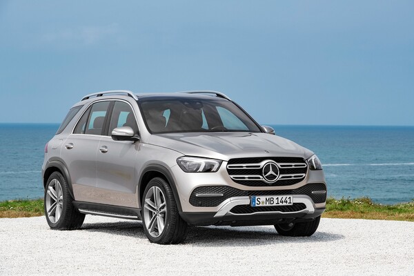 Vista frontal y lateral del Mercedes GLE, destacando su robustez.