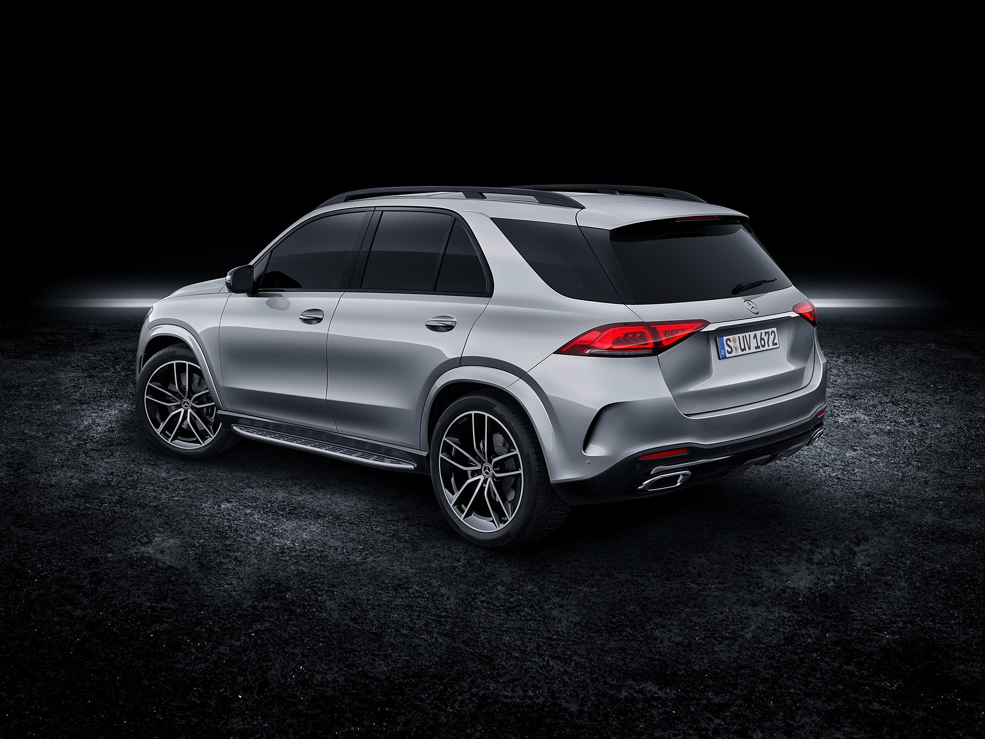 Vista trasera del Mercedes GLE con diseño deportivo y escapes integrados.