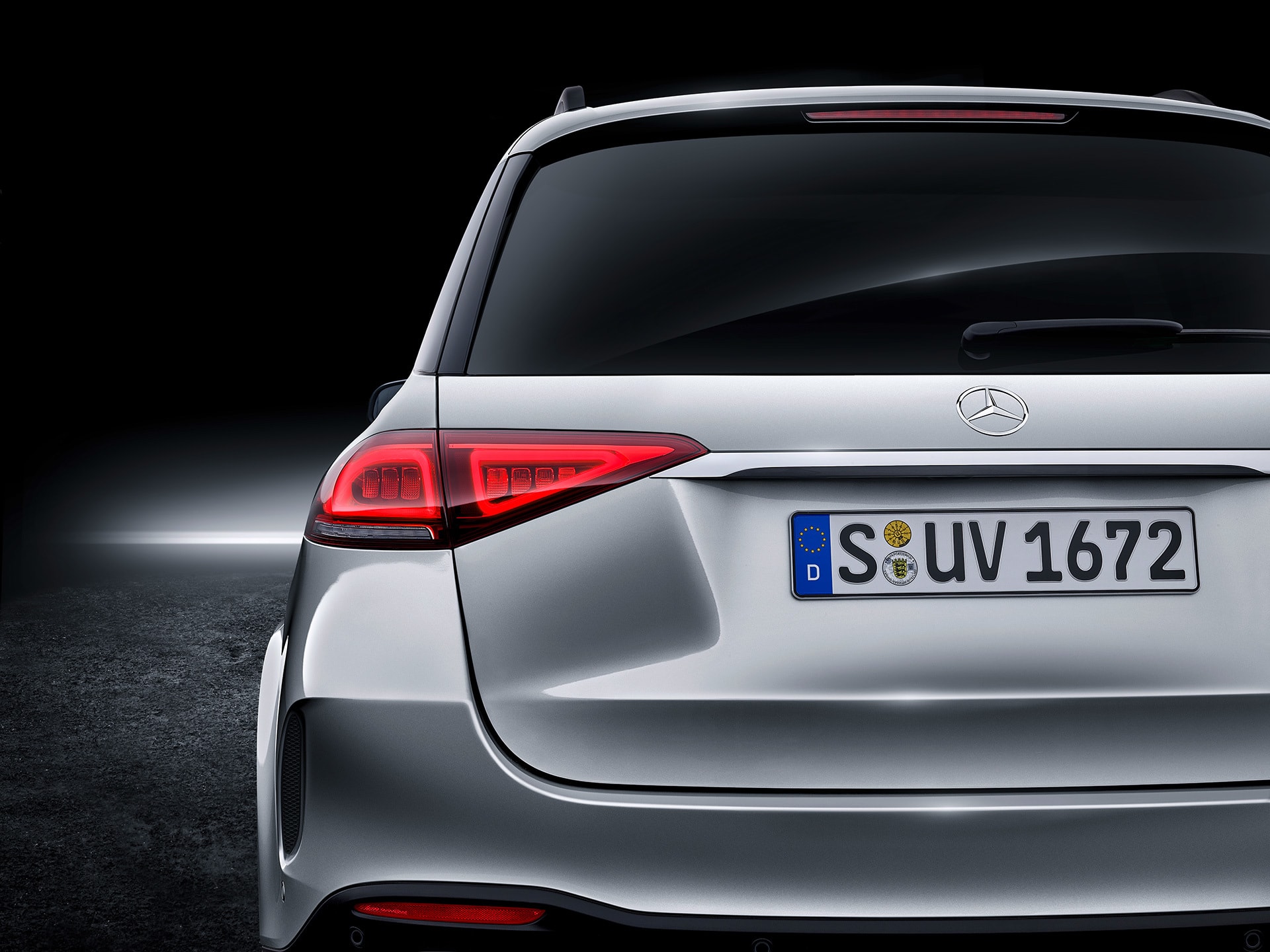 Vista trasera del vehículo enfatizando las luces traseras y diseño de la cajuela.