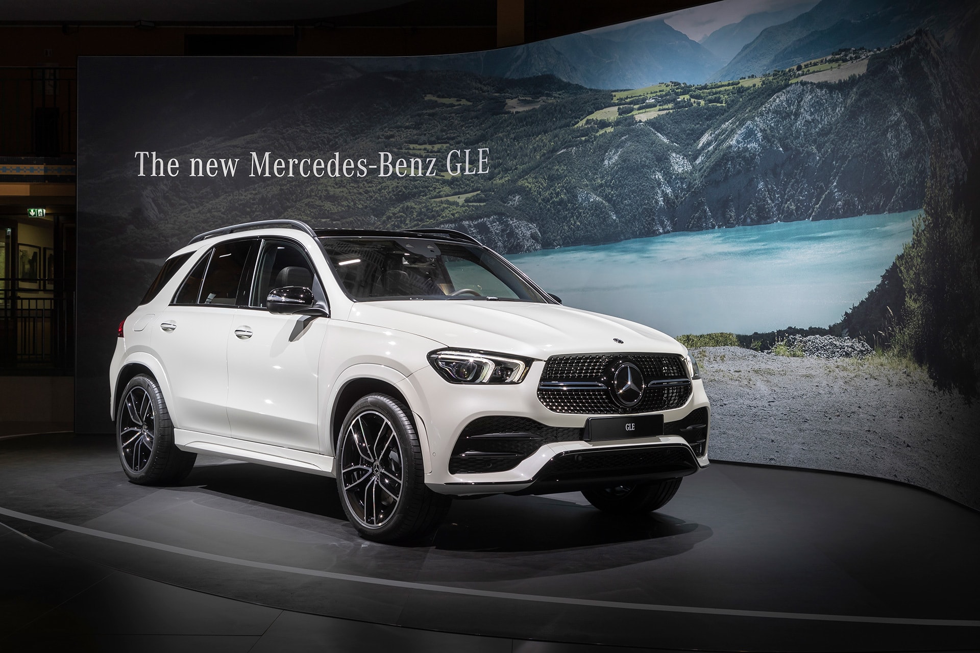 Mercedes GLE en exhibición con vista frontal y lateral, refleja su estética robusta