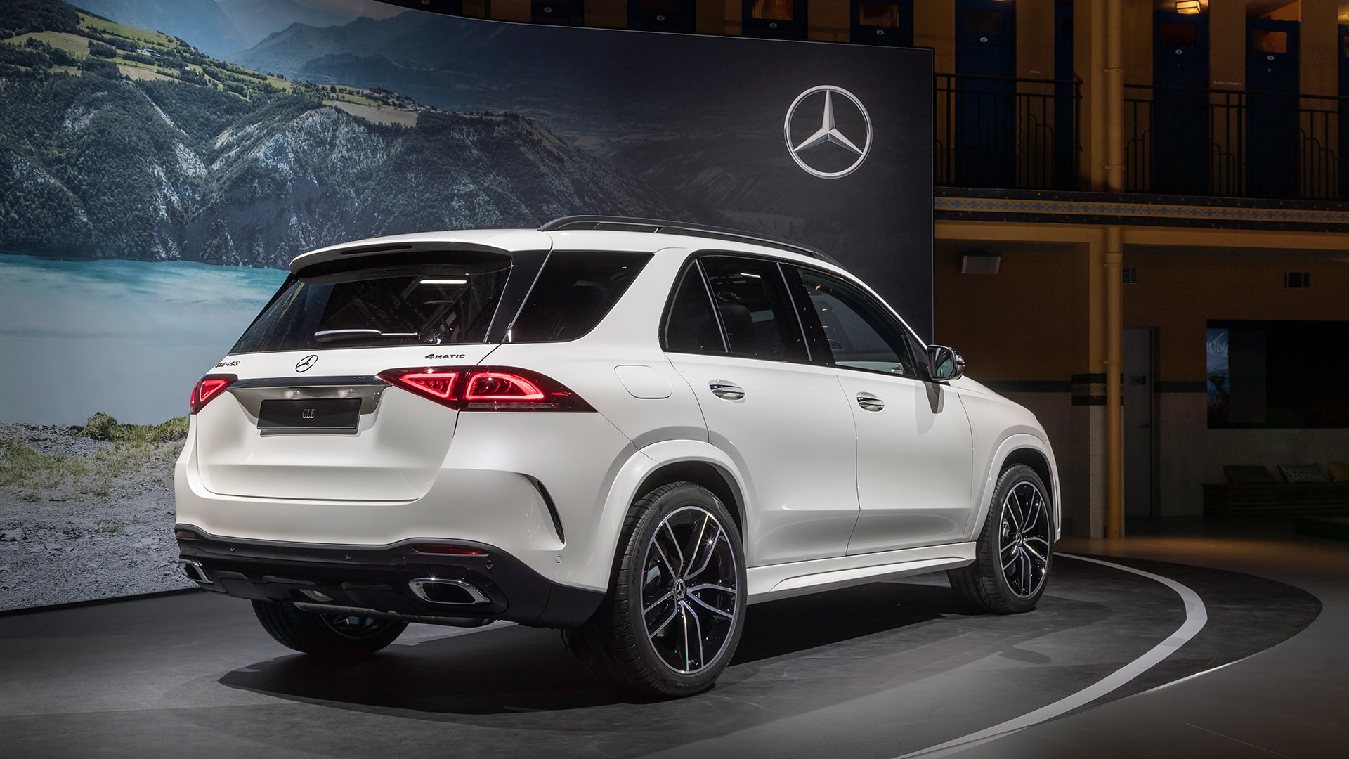 Vista trasera y lateral del GLE destacando su línea y diseño aerodinámico