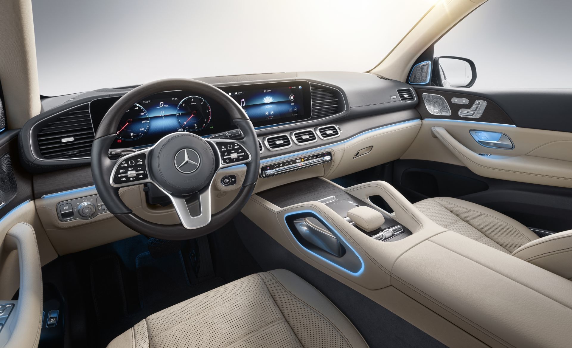 Espacio del conductor en Mercedes GLS con enfoque en ergonomía y tecnología.