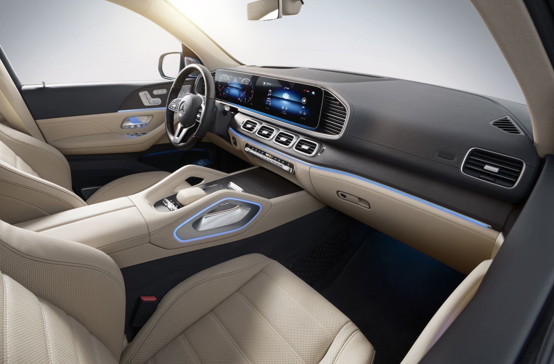 Consola central táctil con iluminación ambiental en Mercedes GLS.