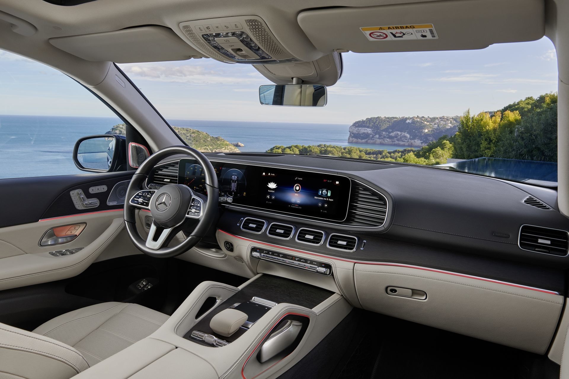 Interior del Mercedes GLS con vista al mar a través de la ventana.