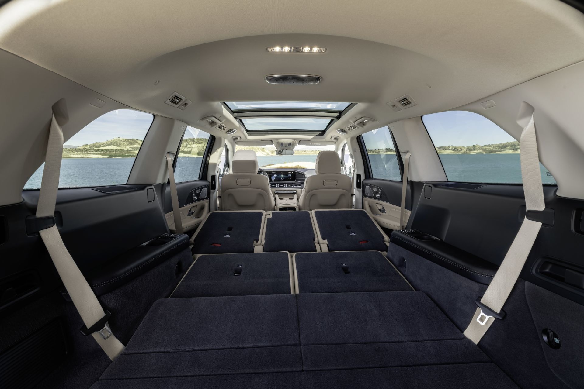 Amplio maletero del Mercedes GLS con asientos traseros abatidos.