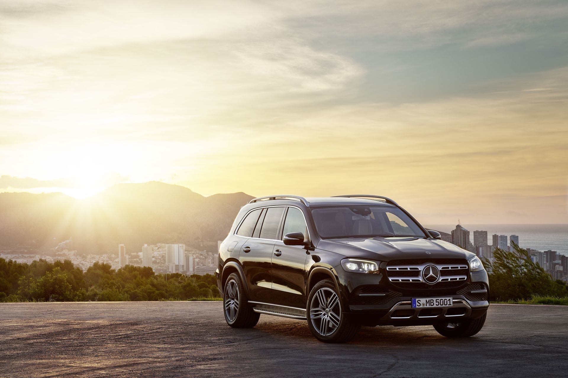 Imagen frontal del Mercedes GLS durante las horas del amanecer.