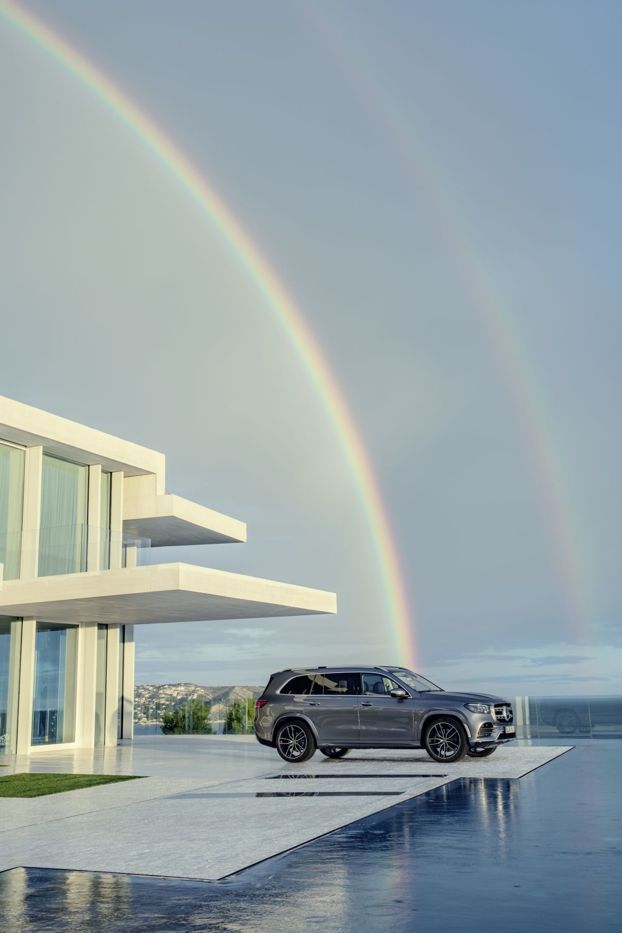 Mercedes GLS estacionado, destacando el diseño y proporciones junto a arquitectura moderna.