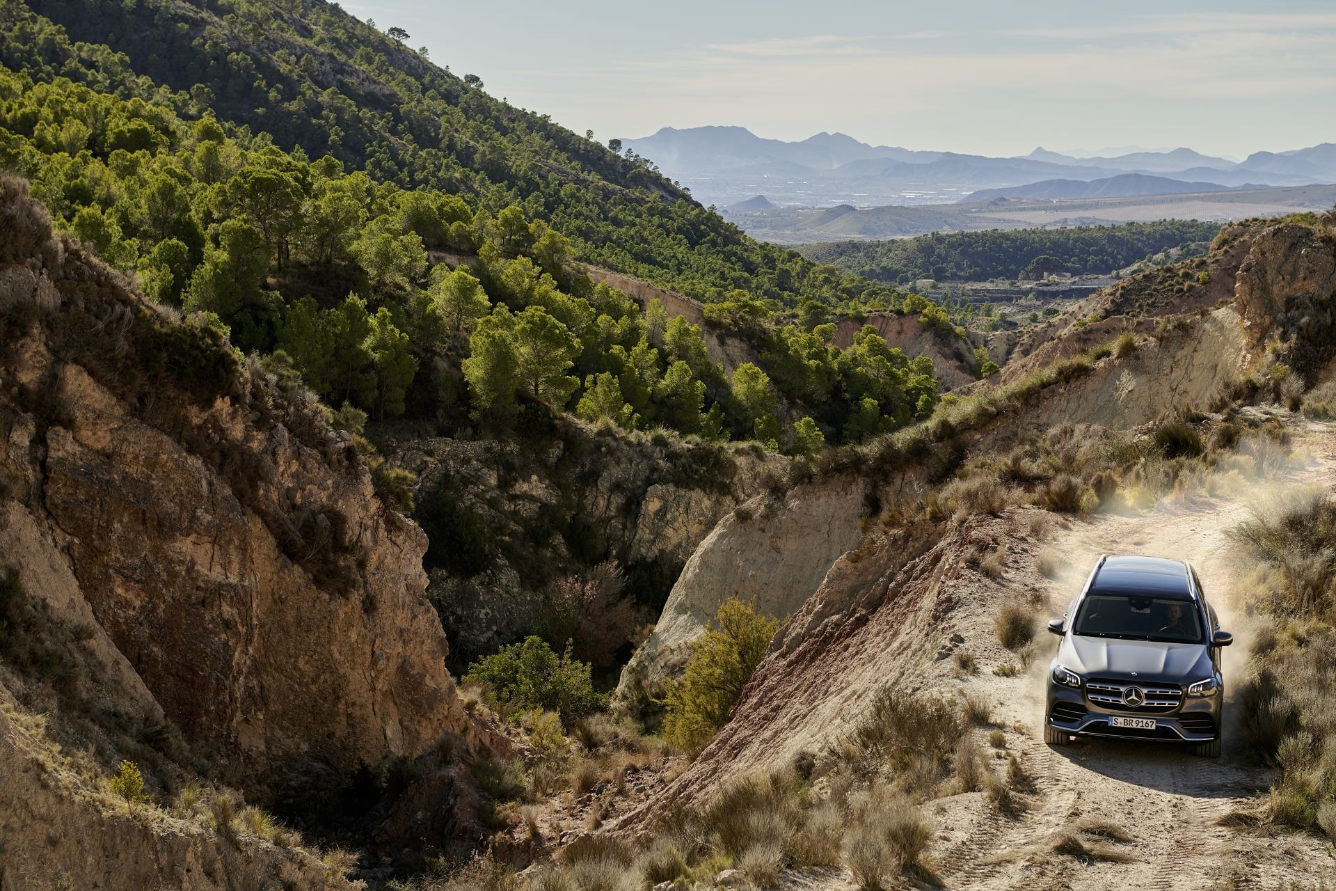 El Mercedes GLS enfrentando un desafío off-road, mostrando su capacidad.