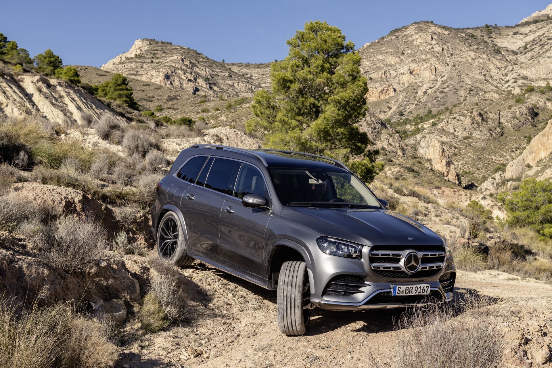 Mercedes GLS enfrentando con solvencia terrenos todoterreno.