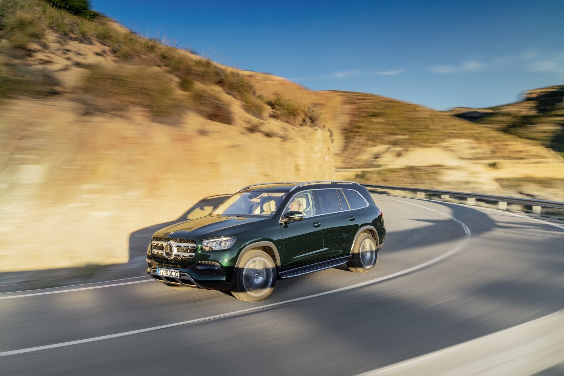 Imponente perfil lateral del Mercedes GLS rodando por carretera.