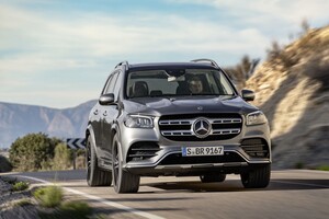 Mercedes GLS exhibiendo su porte y dinámica en carretera. Mercedes GLS exhibiendo su porte y dinámica en carretera.