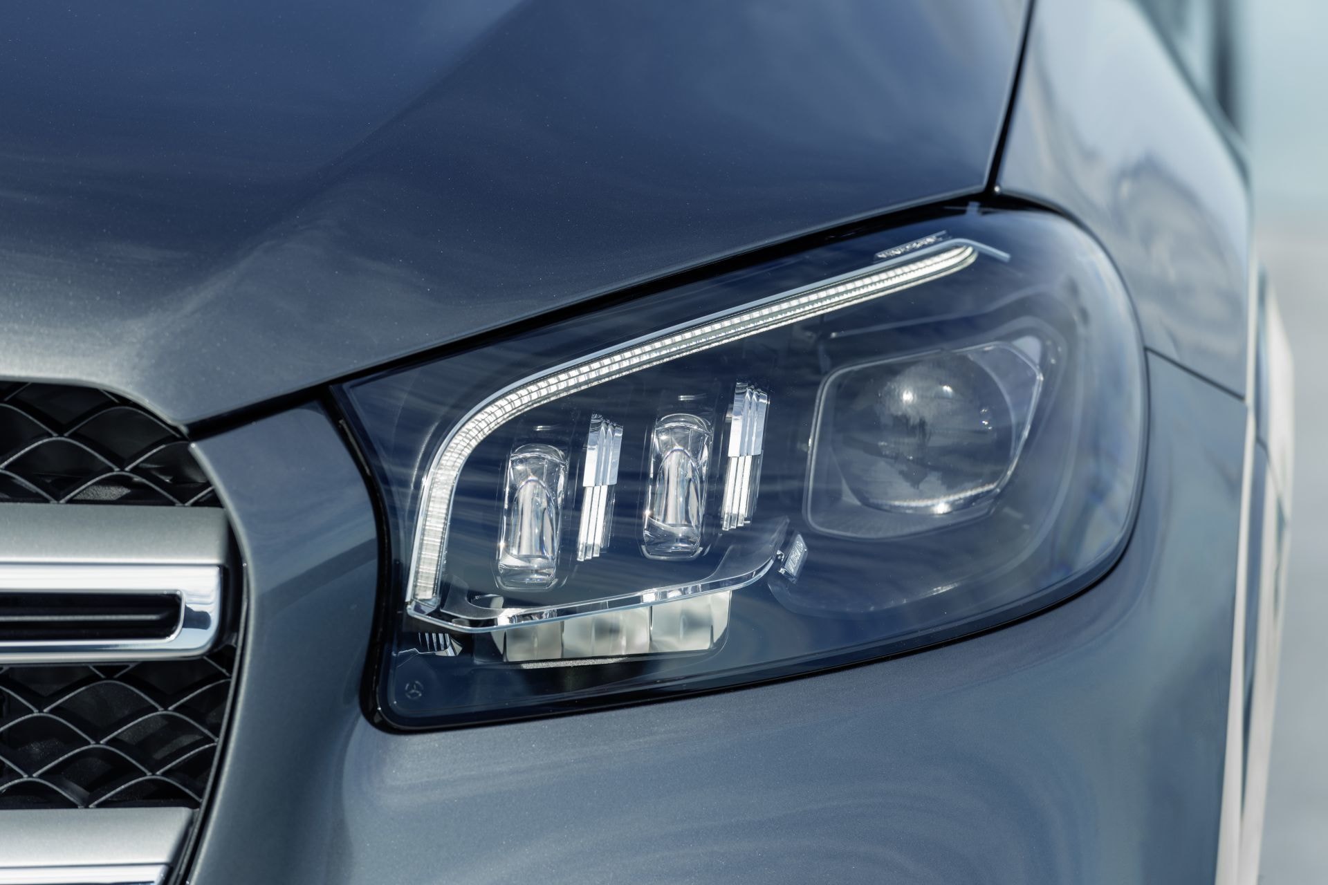 Detalle de los faros LED del Mercedes GLS con tecnología avanzada.