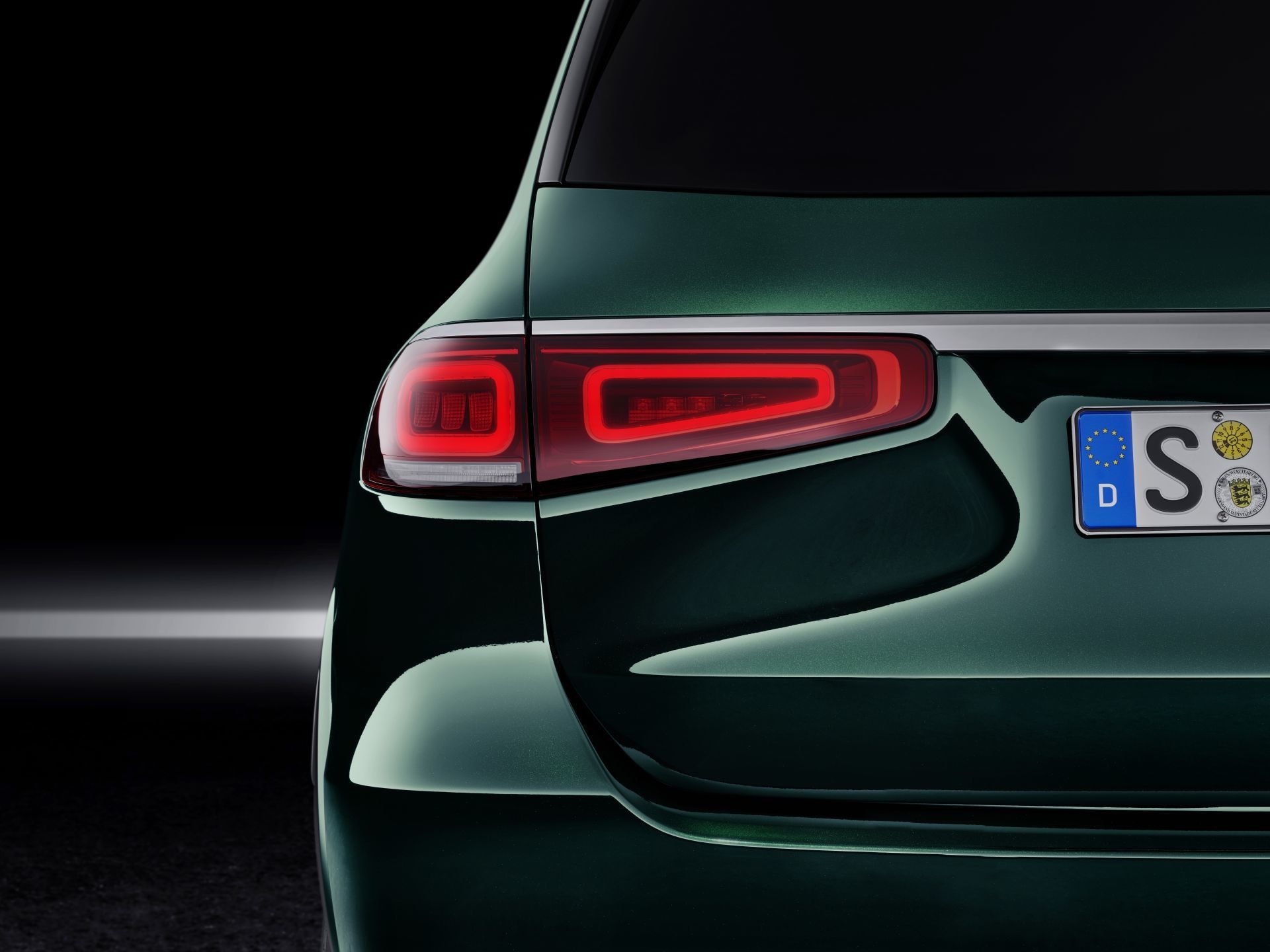 Detalle de la luz trasera del Mercedes GLS, con su diseño distintivo.