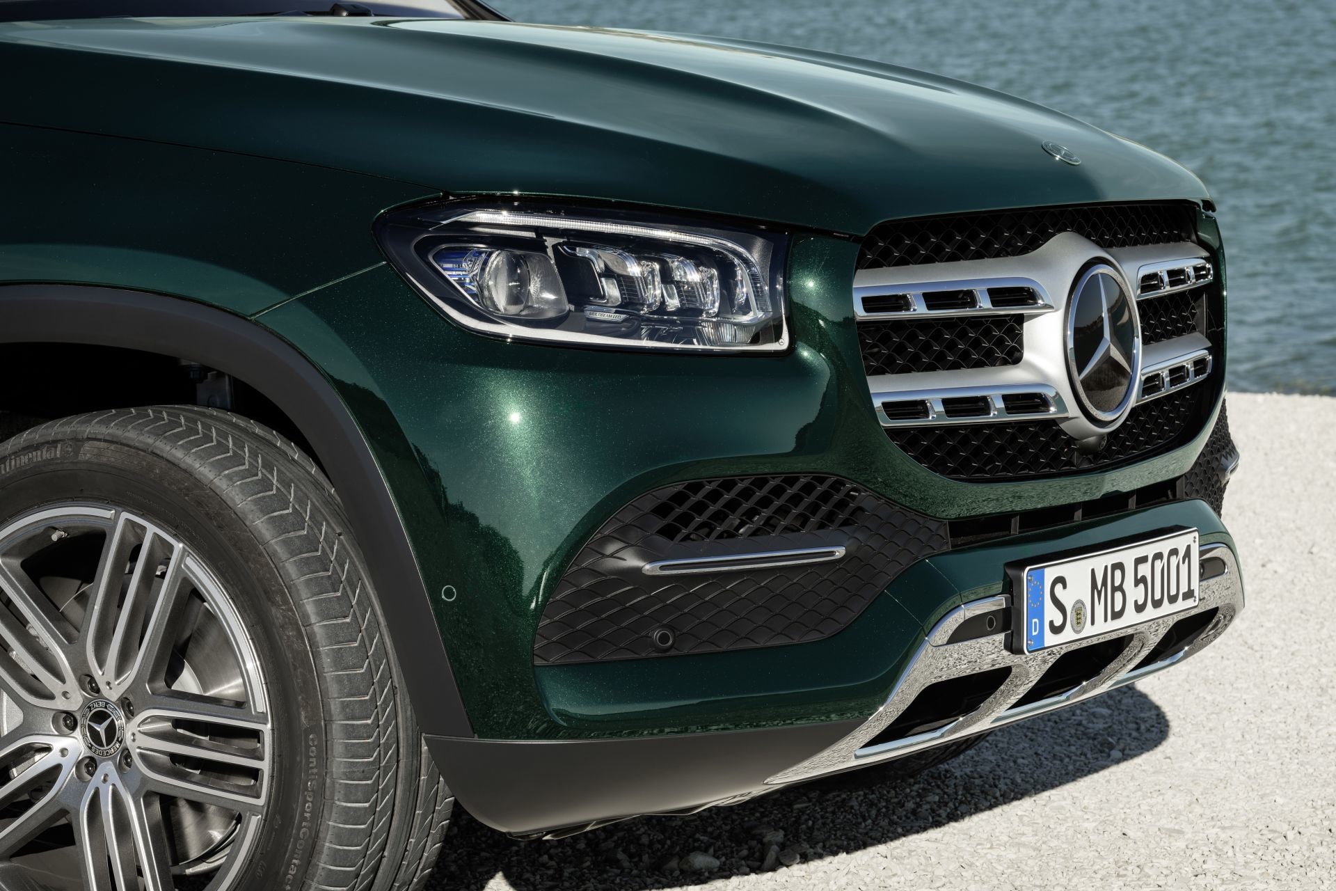 Vista frontal detallada que muestra el grill y faros del Mercedes GLS.