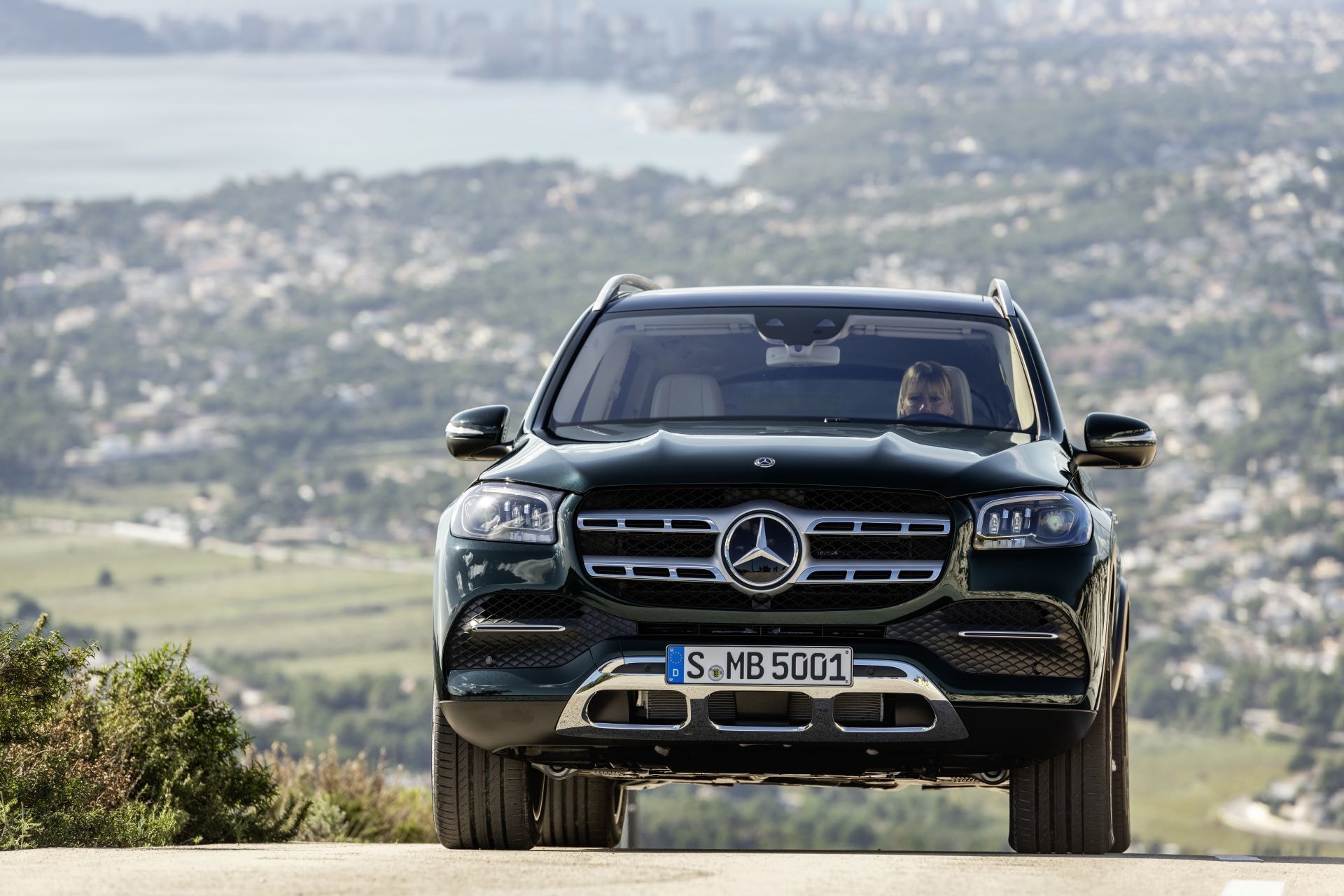 Mercedes GLS de frente con un paisaje urbano al fondo.