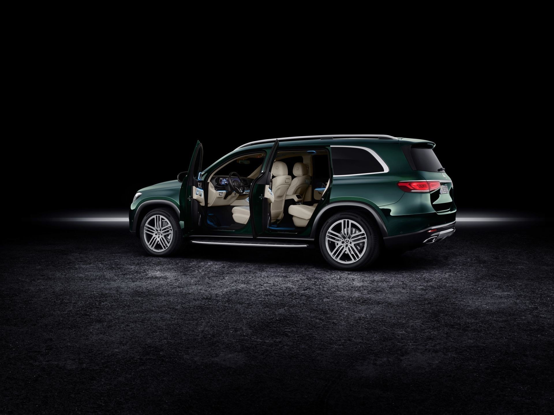 Vista interior del GLS con asientos de cuero y acabados de primera.