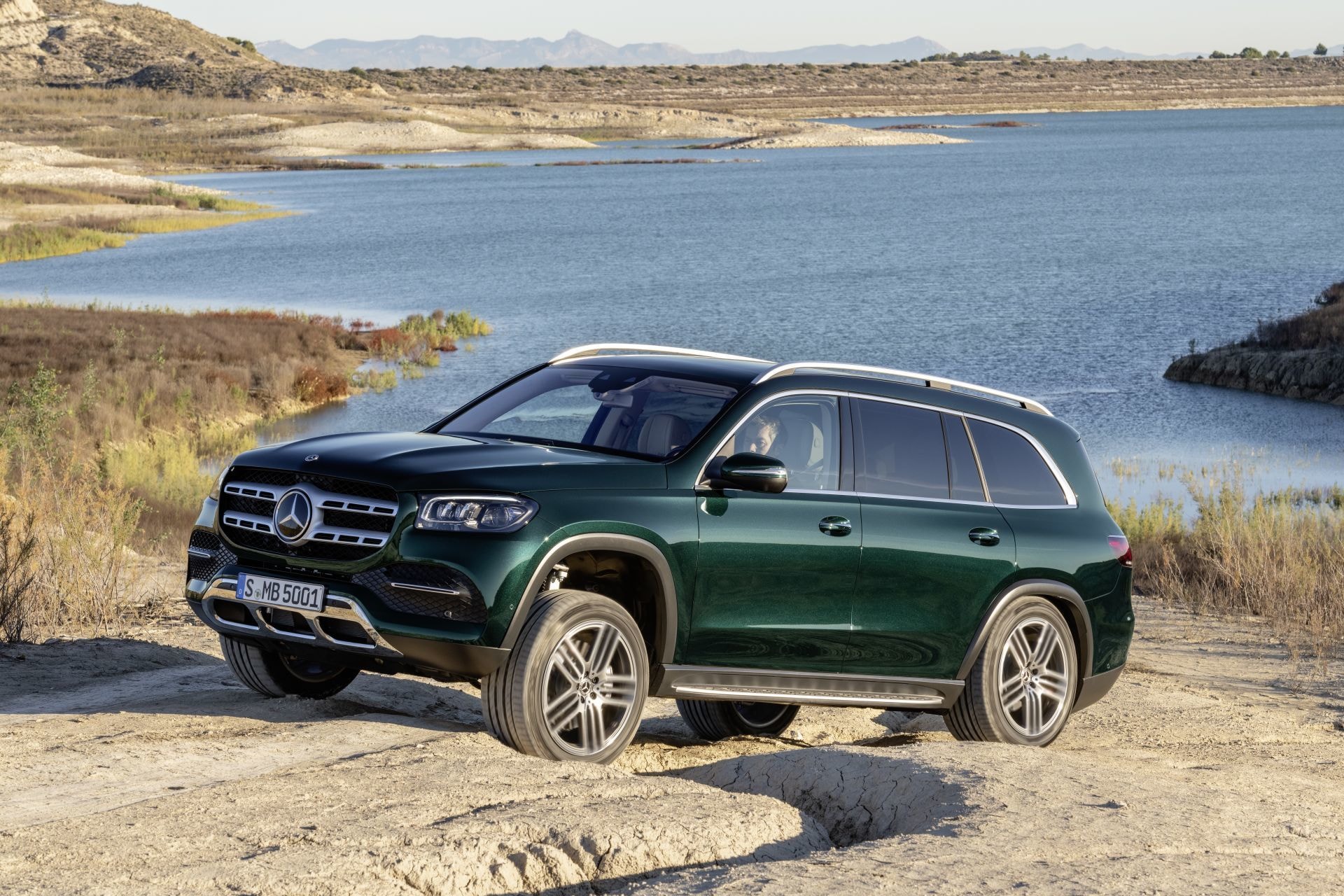 Rústica imagen lateral del GLS demostrando su capacidad todo-terreno.