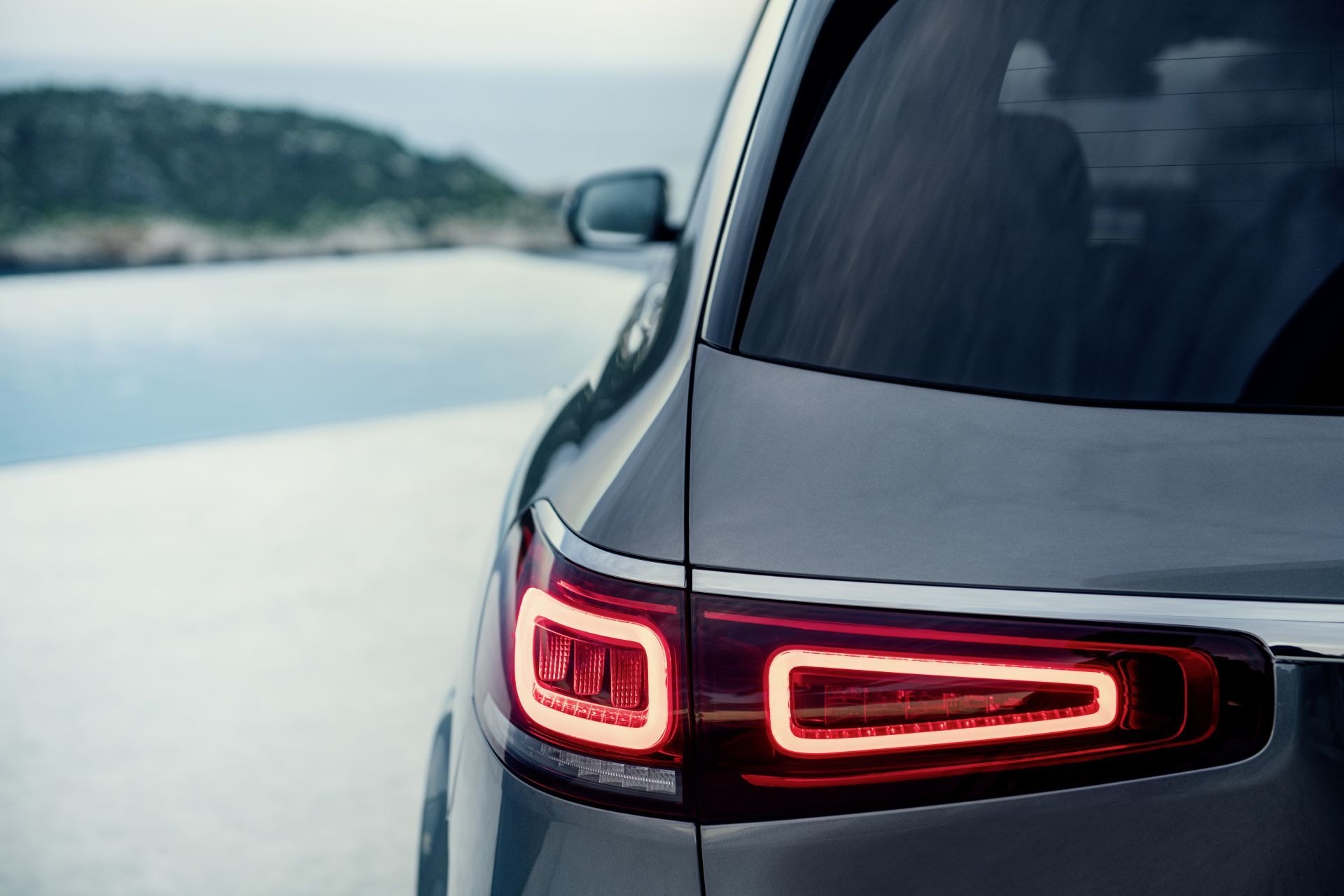 Detalle de las luces traseras LED del Mercedes GLS, diseño moderno.
