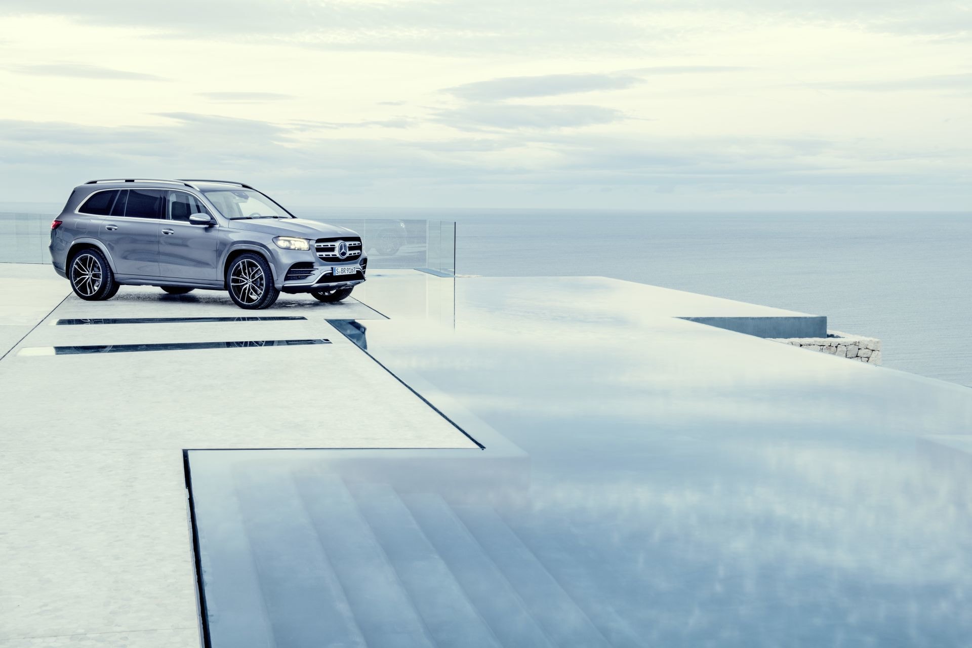 Perfil lateral del Mercedes GLS resaltando su diseño dinámico.