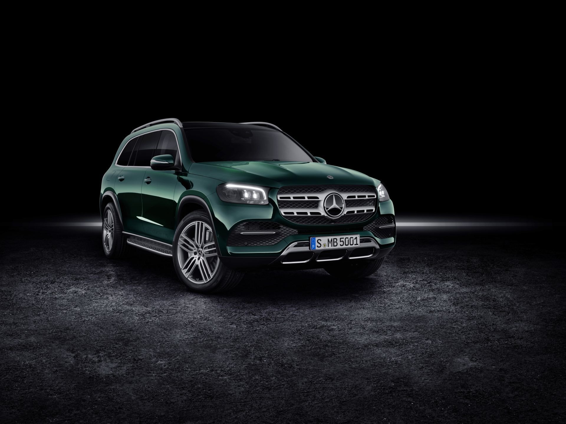 Vista delantera del Mercedes GLS destacando su parrilla dominante.