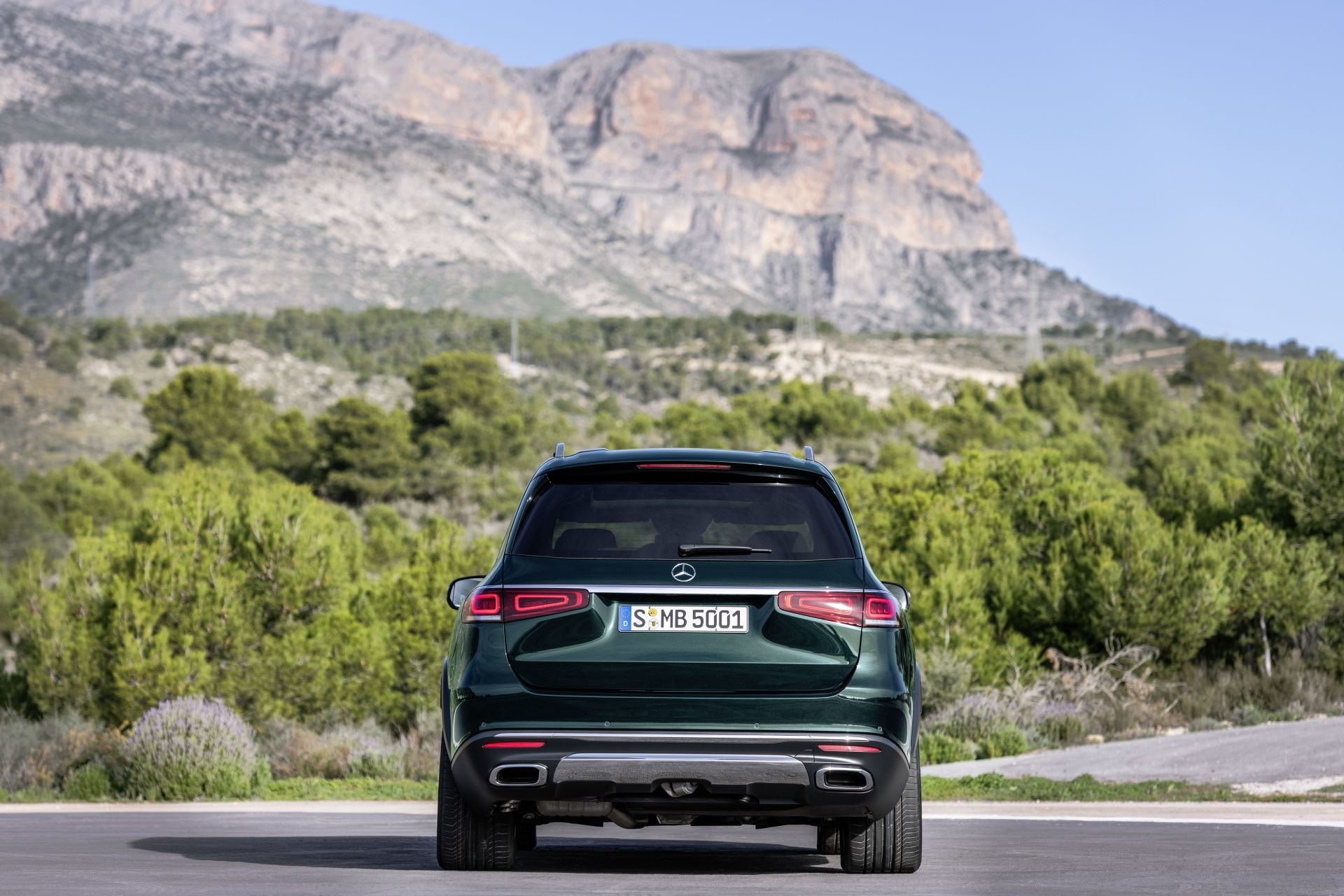 Perspectiva trasera de Mercedes GLS en carretera.